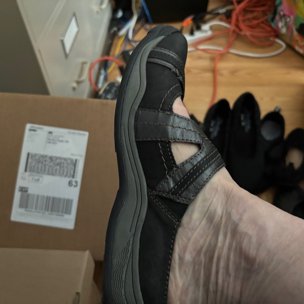 Earth Men's Black Sandals